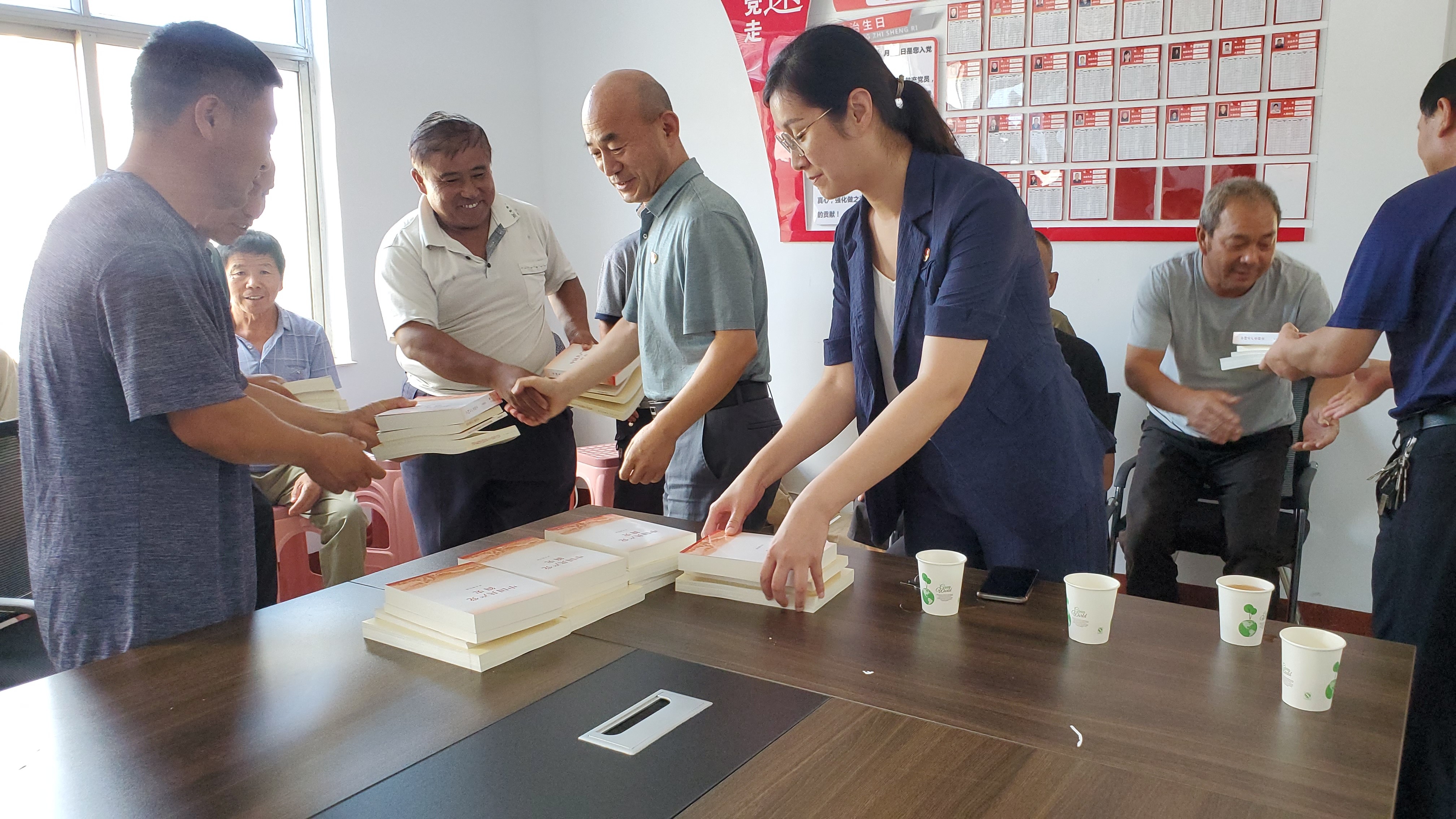 市能源集團(tuán)赴幫扶村北邢村開展捐贈黨史學(xué)習(xí)教育書籍活動(圖1)