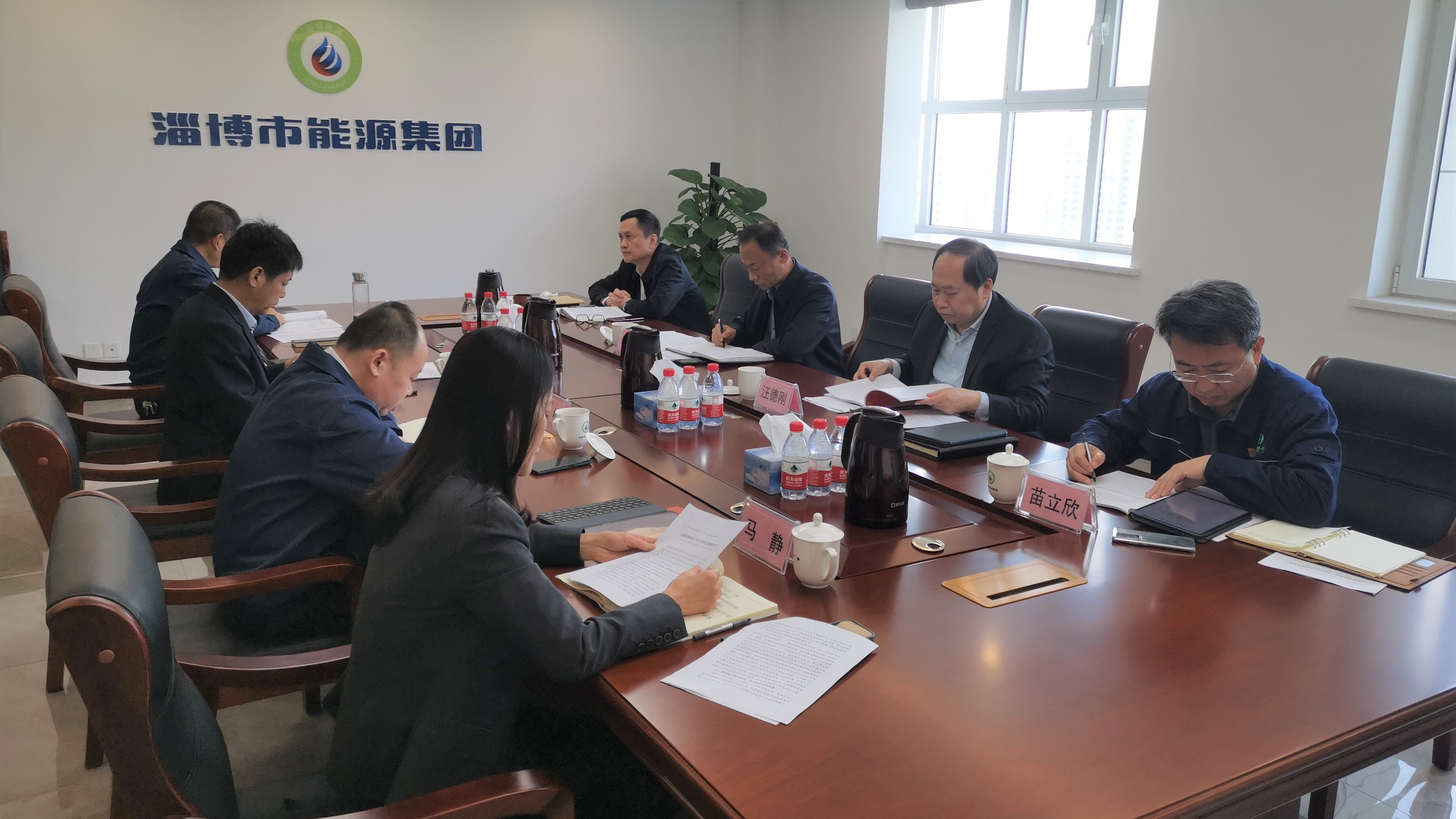 市國資委黨委委員、四級(jí)調(diào)研員韓瑞平到市能源集團(tuán)列席旁聽黨委理論學(xué)習(xí)中心組學(xué)習(xí)研討(圖1)